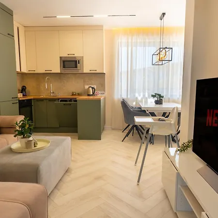 Апартаменти Complex Bella With Free Parking,jacuzzi,bbq