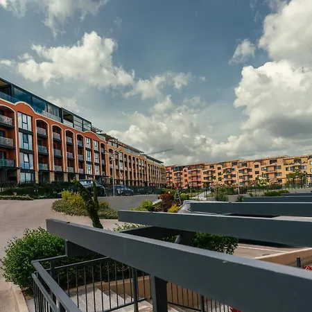 Апартаменти Complex Bella With Free Parking,jacuzzi,bbq *