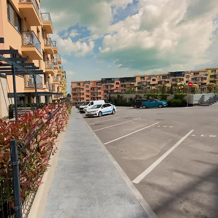 Апартаменти Complex Bella With Free Parking,jacuzzi,bbq